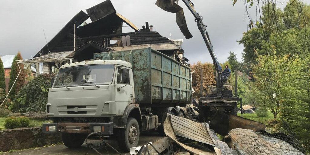 Вывоз мусора после пожара с утилизацией в Сосновом Боре в октябре