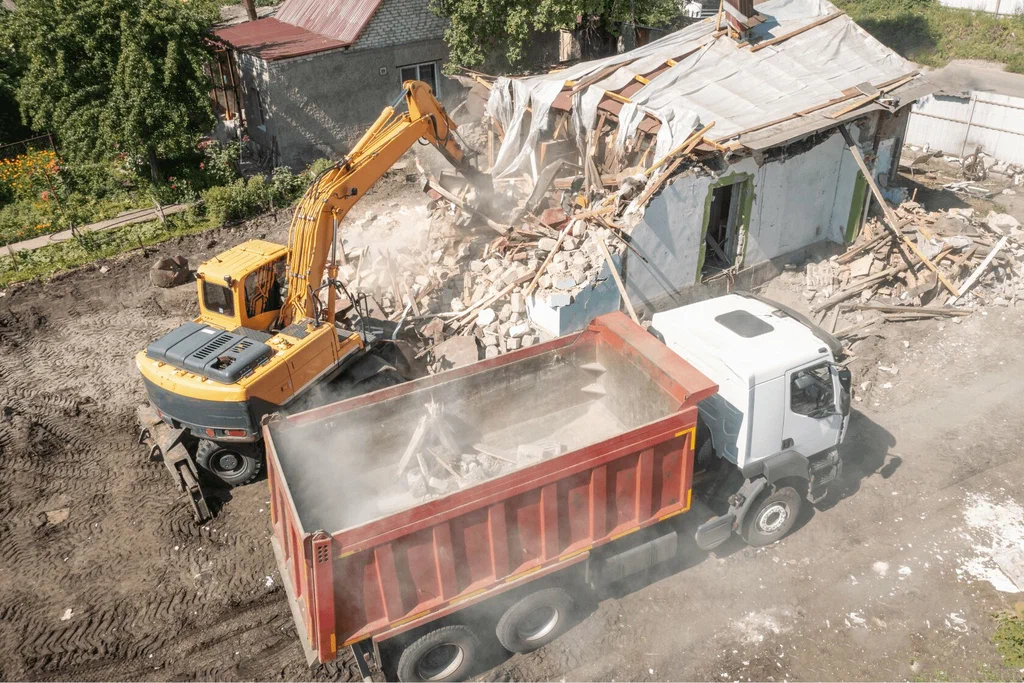 Вывоз мусора после сноса зданий с выездом в Сосновом Боре в октябре