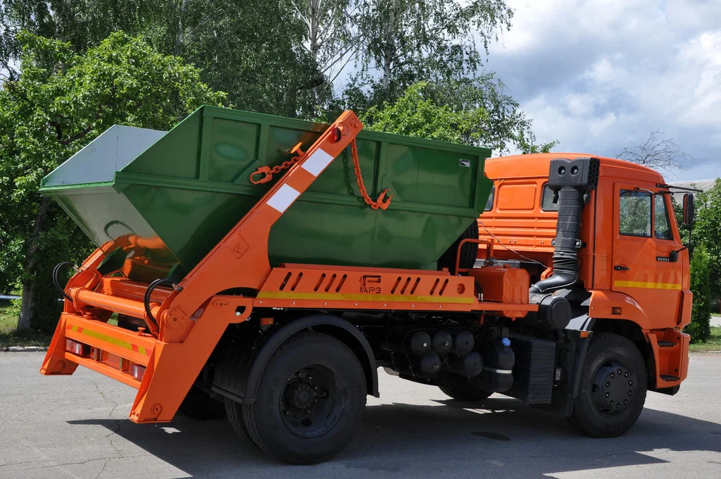 Заказ бункеровоза для вывоза мусора и отходов в Сосновом Боре в октябре