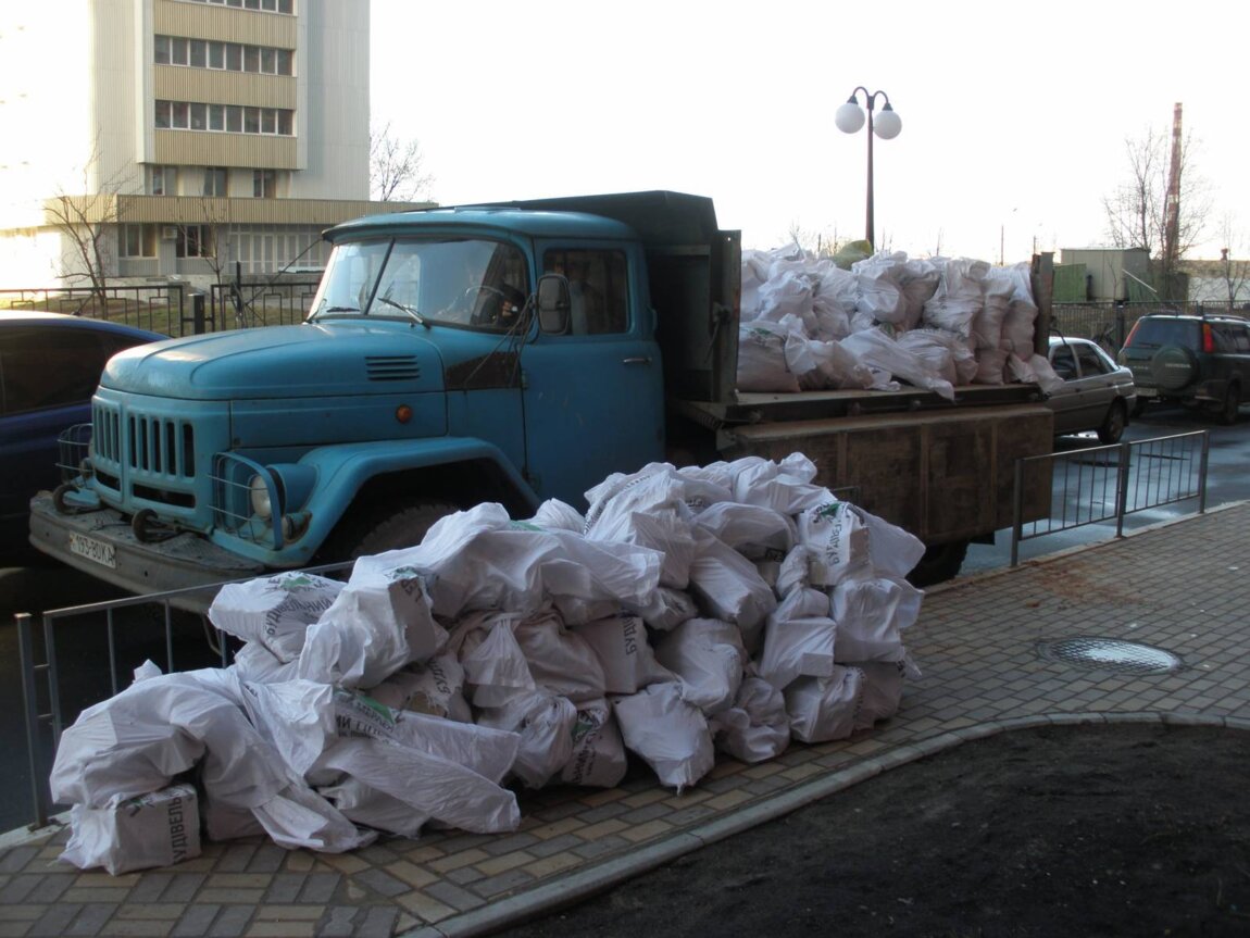 Вывоз мусора ЗИЛом в Сосновом Боре от ПроМусор: аренда самосвала ЗИЛ от 2286 руб