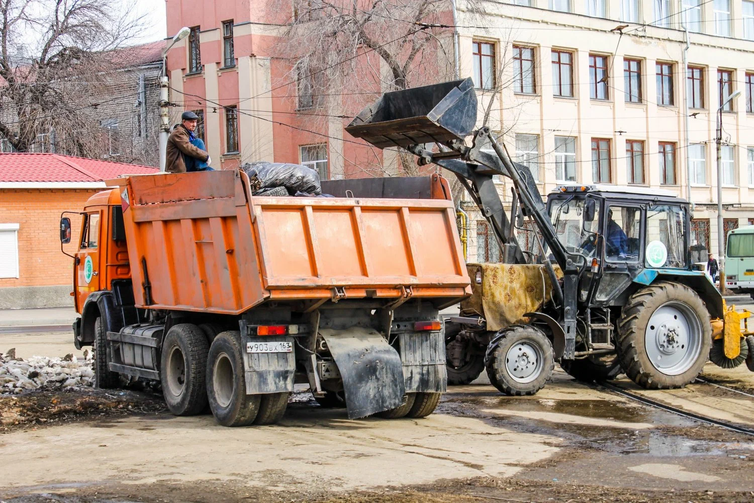 Вывоз мусора Камазом в Сосновом Боре – аренда и заказ Камаза 10 тонн от 2387 руб. в ПроМусор