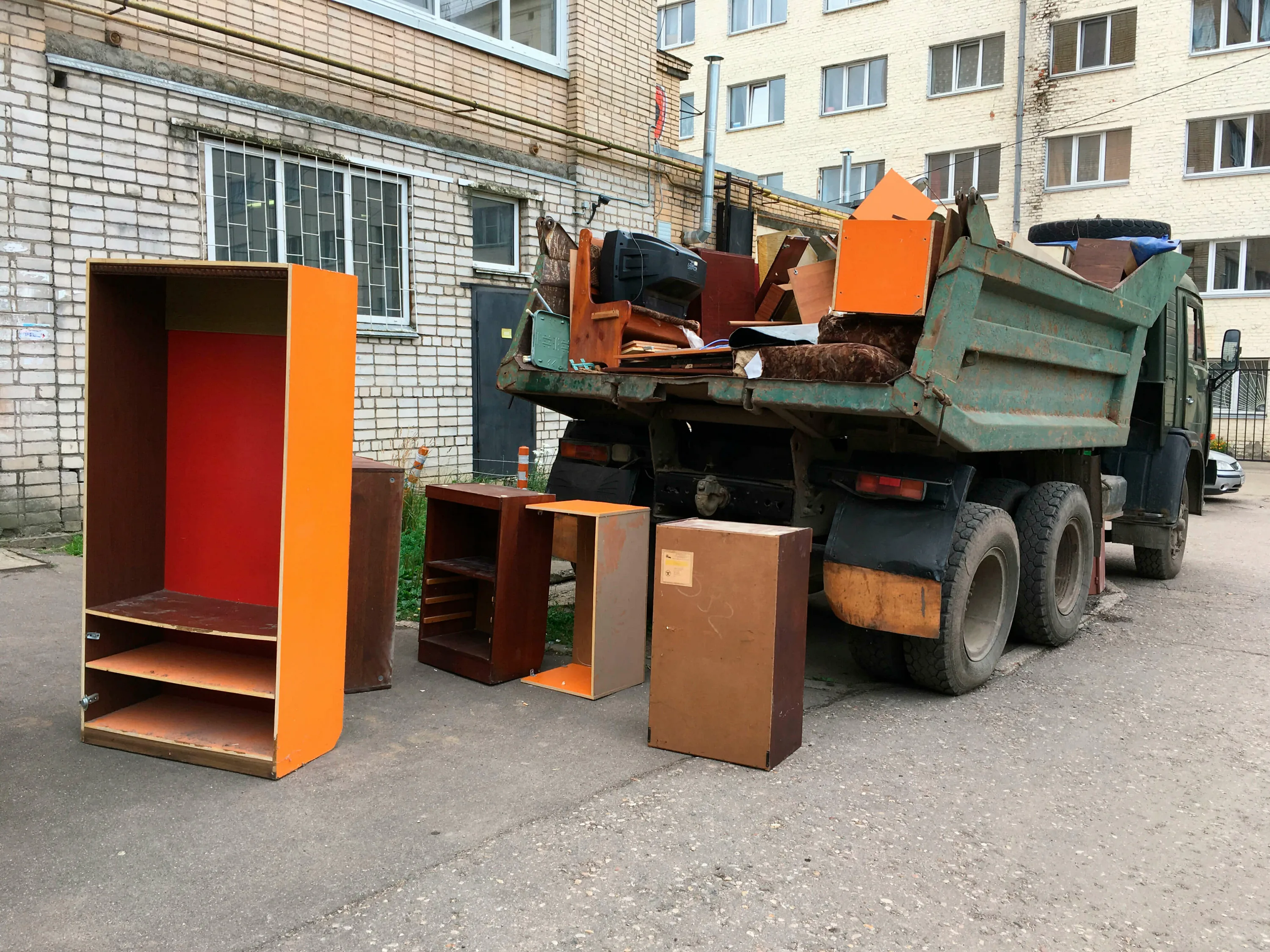 Утилизация старой мебели с вывозом и разбором в Сосновом Боре в октябре