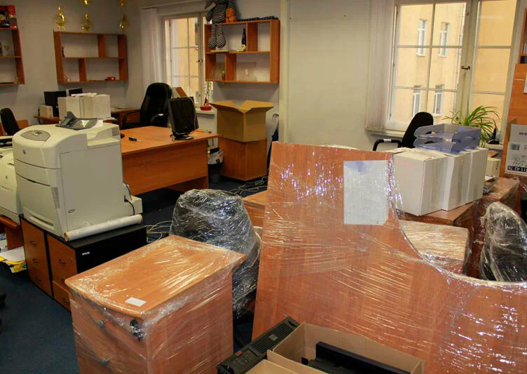 Вывоз старой офисной мебели в Сосновом Боре в октябре