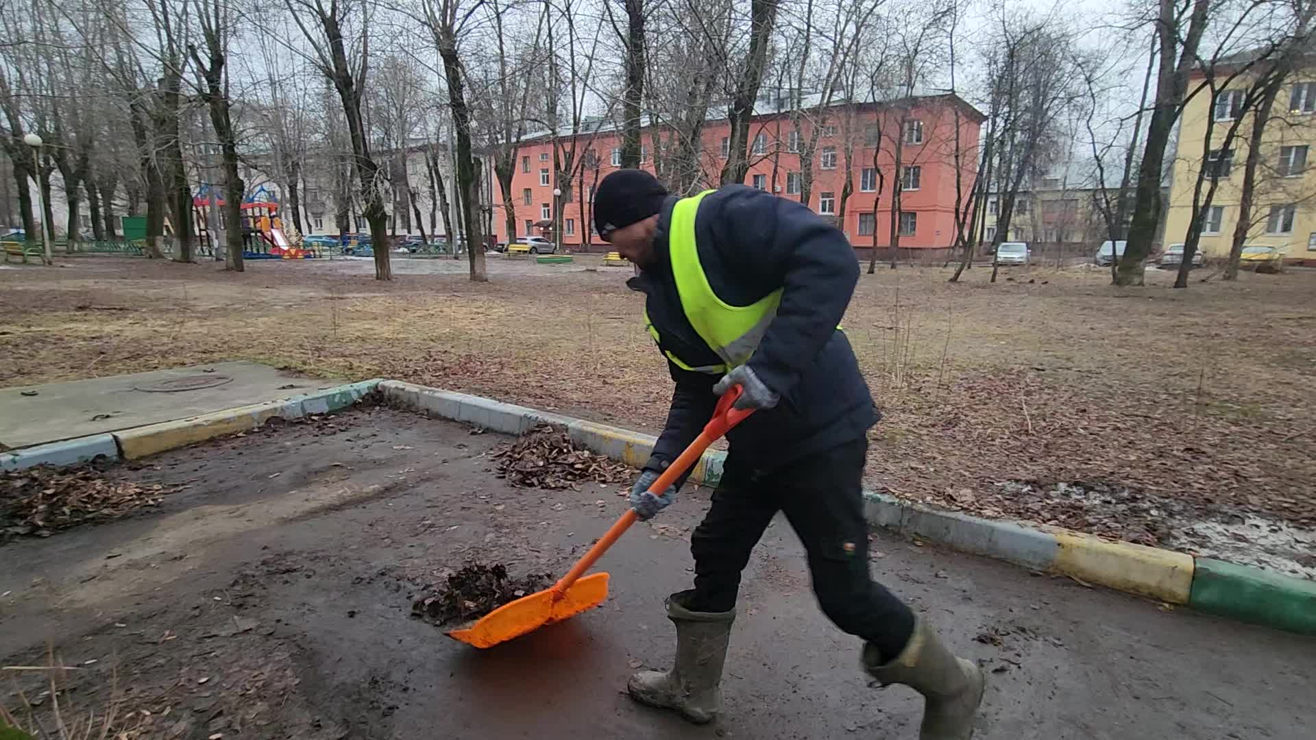 Уборка территорий в Сосновом Боре в октябре