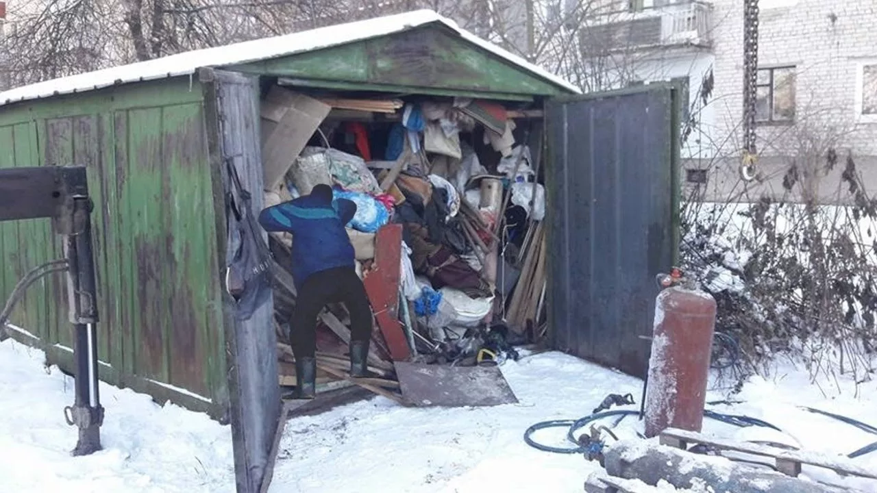 Вывоз мусора из гаража с гарантией чистоты в Сосновом Боре в октябре