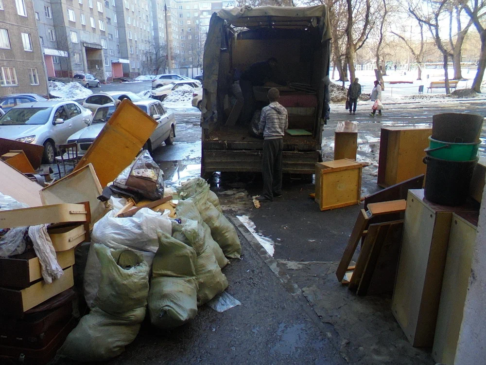 Вывоз мусора из подвала с утилизацией в Сосновом Боре в октябре