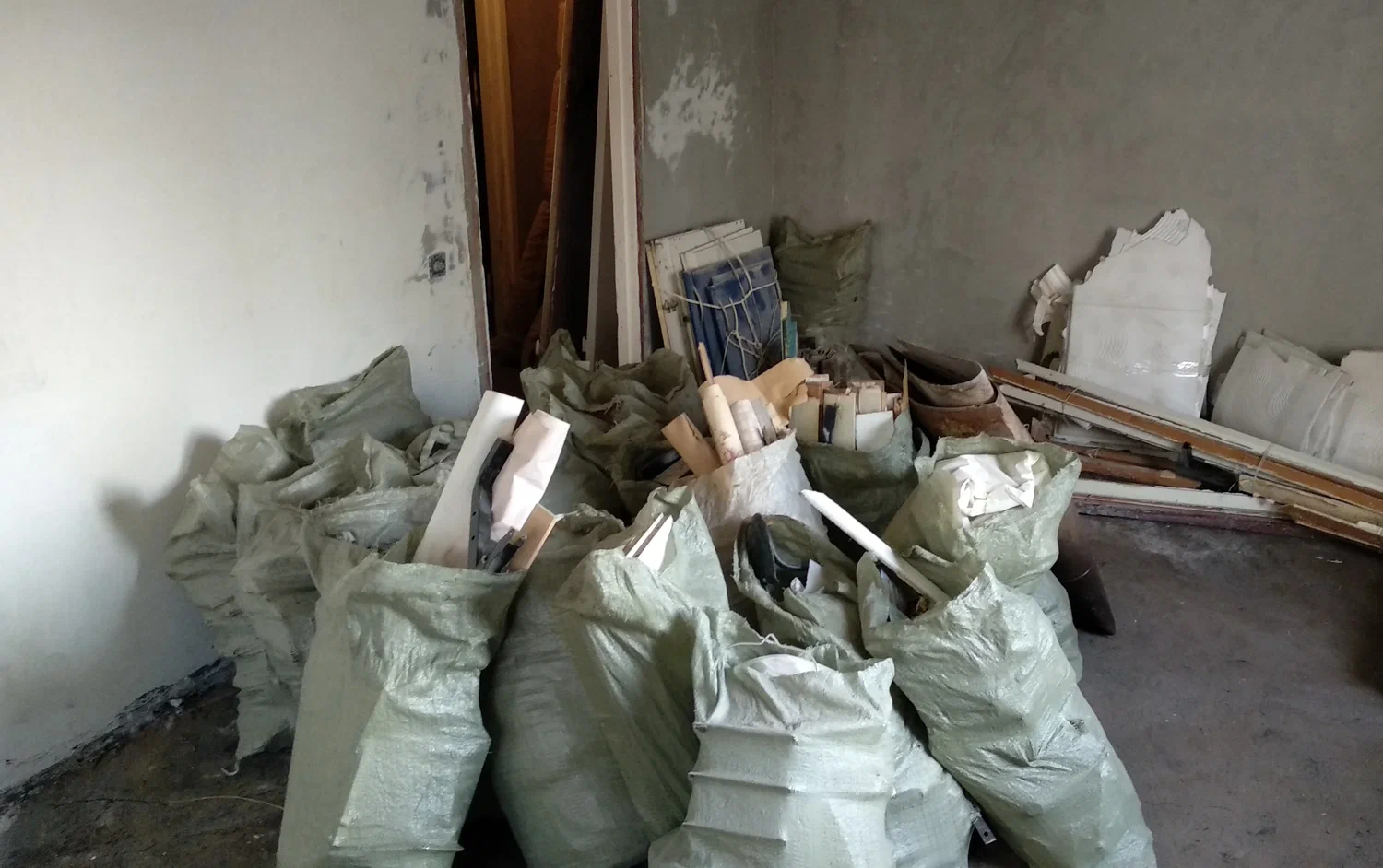 Уборка строительного мусора с вывозом и утилизацией в Сосновом Боре в октябре