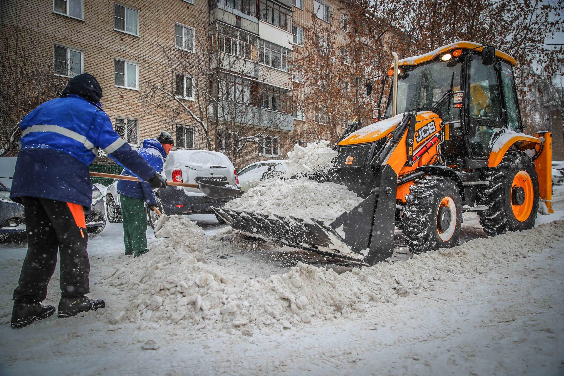 Очистка дворов от снега и наледи в Сосновом Боре — уборка снега, трактор и ручная, цены от 508 руб. | ПроМусор