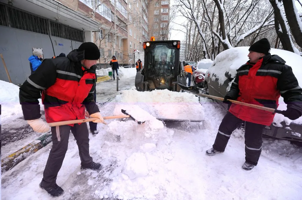 Очистка дворов от снега с гарантией результата в Сосновом Боре в октябре