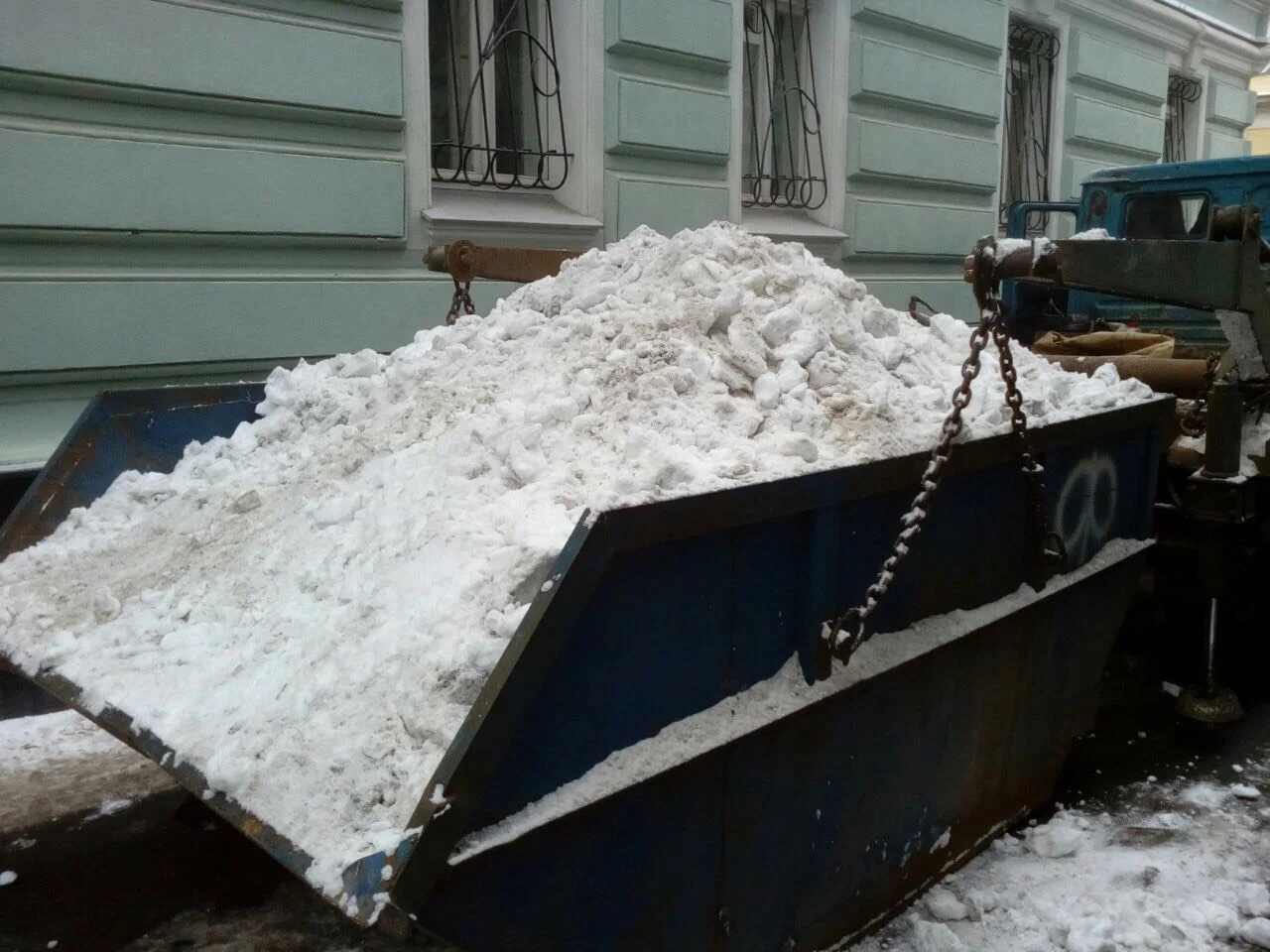 Вывоз снега контейнерами в Сосновом Боре в октябре