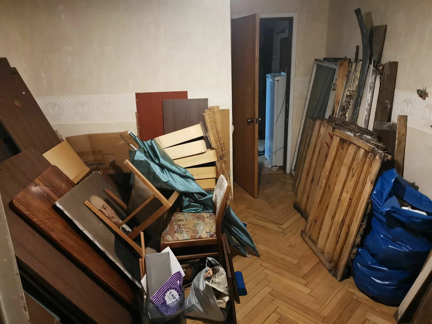 Демонтаж мебели с вывозом и утилизацией в Сосновом Боре в октябре