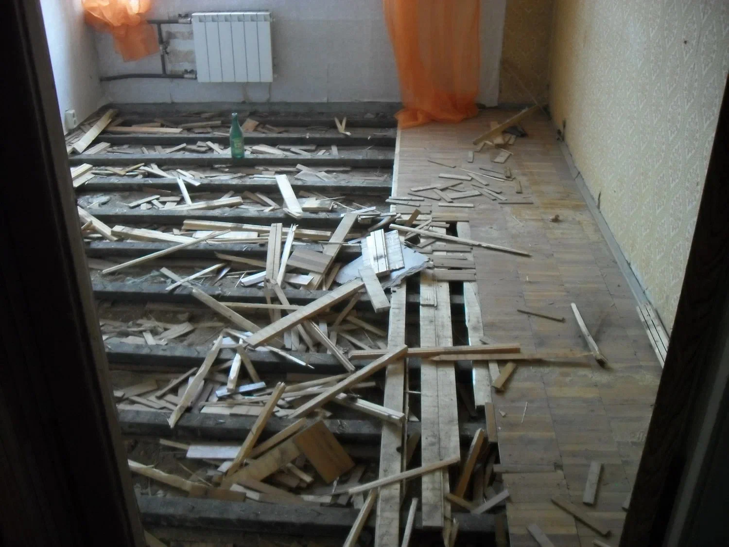 Демонтаж пола с вывозом строительного мусора в Сосновом Боре в октябре